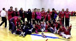 La expedici�n noiesa, con la copa de campeones por clubes. 