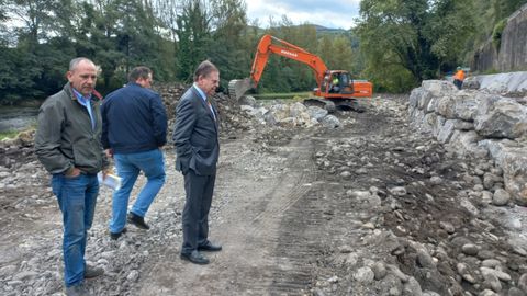 El alcalde de Oviedo, Alfredo Canteli, visita las obras de la carretera entre Trubia y Caces