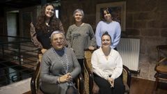 Ofelia Deb�n (primera por la izquierda) junto a parte del equipo de profesionales de Proyecto Hombre que desarrollan su labor en el pazo de Guizamonde