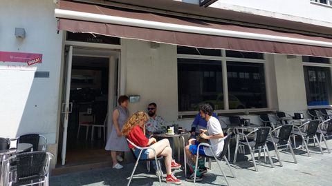 Terraza de la cafetería, restaurante y pensión Las Palomas, en Espasante, el jueves