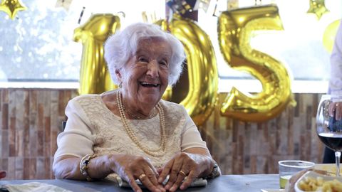 Antonia Vizcaya, esplndida a sus 105 aos en la celebracin en Casa Sindo (Narn). 