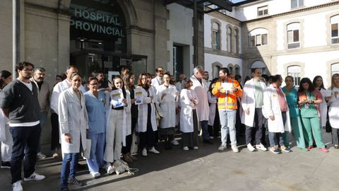 Concentración de médicos frente al Hospital Provincial (Pontevedra).