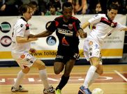 Kenny, del Zaragoza, entre Alan Brandi y Ra�l Campos en el partido de la primera vuelta.