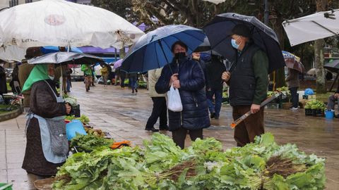 El paraguas fue hoy imprescindible en el mercado de Carballo