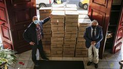 Armando Ojea, hasta este martes �nico apoyo de J�come en la corporaci�n, recogiendo mascarillas en la Subdelegaci�n del Gobierno