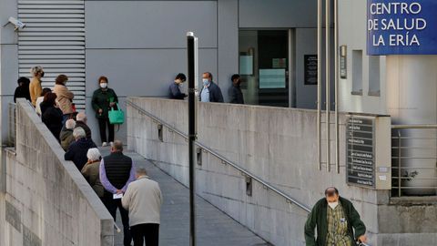 Varios pacientes esperan en el exterior del centro de salud de La Eriaria en Oviedo. ARCHIVO