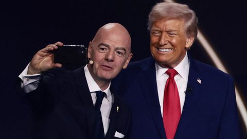 Gianni Infantino y Donald Trump, durante el sorteo de los grupos del Mundial del 2026.
