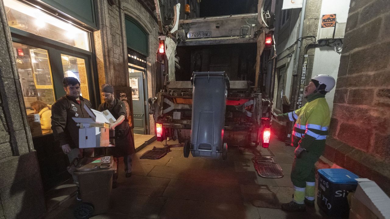 La recogida de basura en el casco histórico de Santiago enfrenta a ...