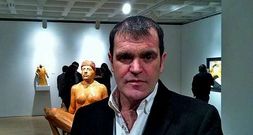 Francisco Leiro, ante las obras expuestas en la sala Marlborough.