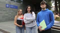 Candela, Paula y Diego, estudiantes de Teo y Santiago, estudiaron el viernes pasado en la biblioteca Concepcin Arenal de la capital gallega.