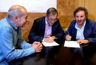 Regueira, Ferrero y Vilar, ayer, durante la firma del convenio entre el Concello y la productora.
