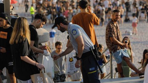 Efectivos revisando que los asistentes no entren con vidrio en las playas de A Corua