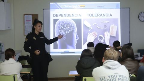 Los agentes del CNP imparten charlas en los centros educativos gallegos a los adolescentes.