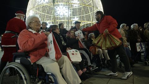 Los mayores de la residencia Padre Rubinos disfrutaron de la iluminaci�n de Navidad gracias a Radio Taxi