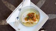 Merluza del pincho de Burela con vinagreta de tomate negro de Santiago, elaborada en el Hostal dos Reis Cat�licos de Santiago, donde ese pescado rematar� su �ruta xacobea� promocional