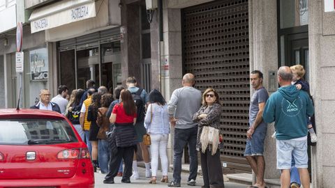 En el exterior de la panader�a Forno Novo se formaron largas colas durante toda la ma�ana.