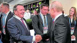 Schr�der estrecha la mano de Putin en una imagen de archivo