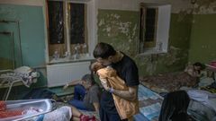 Un hombre besa a su hijo reci�n nacido en el s�tano de un hospital de Kiev.