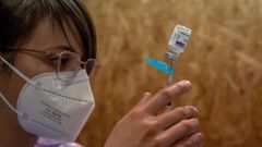 Una sanitaria de Ourense prepara una dosis de la vacuna de AstraZeneca para administrarla