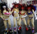 En Vila de Cruces no falt� el humor y modelitos como estos.