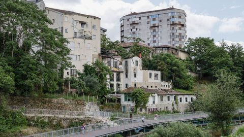 La antigua casa de Ba�os de Outeiro, tras el incendio.