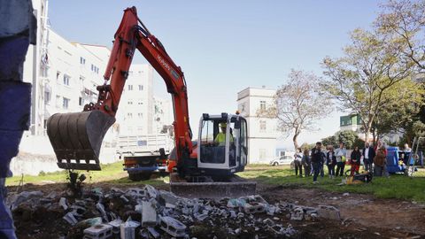Vecinos trabajando en el derribo del muro del Observatorio.