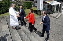 El gerente del Chop, Jos� Manuel Gonz�lez, saluda a la conselleira ayer a su llegada al Provincial. 