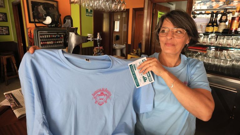 En el Bar Ra Nova, en Magazos, tambin tienen a la venta camisetas, gorras y rifas de la Romaxe do Bo Xantar