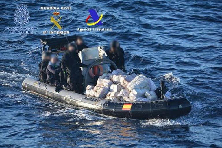 Parte de los 1.800 kilos de coca&iacute;na rescatados a bordo del Nehir, que sus tripulantes intentaron hundir a 90 millas n&aacute;uticas de las costas de Lugo.