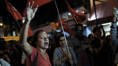 Grupos de manifestantes expresan su apoyo en las calles de San Jos�, capital de Costa Rica, a las mujeres que se atrevieron a denunciar al expresidente del pa�s