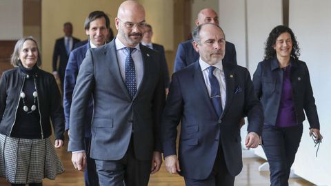 El rector de la Universidad de Oviedo, Ignacio Villaverde (c), acompa�ado del equipo de gobierno de la instituci�n acad�mica, antes de la rueda de prensa que ofreci� este lunes tras comunicar al claustro su decisi�n de adelantar las elecciones al Rectorado al 25 de abril