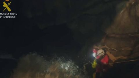 Rescate de madrugada de dos espele�logos atrapados en Cueva del Agua, en Picos de Europa