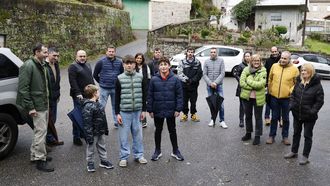Afectados de Barcia de Mera protestan por la mala cobertura que tienen en la zona.