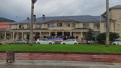 Concentraci�n del personal municipal del concello en una foto que sustituye a la anterior, que hab�a sido manipulada y fue publicada por error