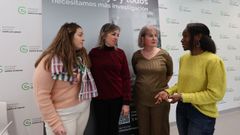 La trabajadora social Sonia Cousillas, con las pacientes de c�ncer de mama In�s P�rez, Marita Guti�rrez y Judy Arboleda, este jueves, en la sede de la AECC en Pontevedra