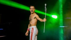 Pablo Pad�n caracterizado como Freddie Mercury, en un concierto.