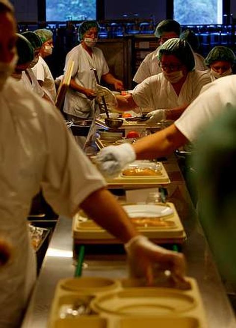 El emplatado es una cadena: hay que servir en cada bandeja la dieta indicada en la tarjeta del paciente