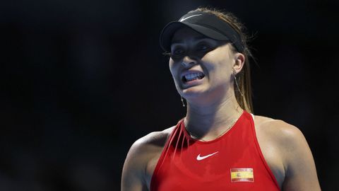 Paula Badosa reaccionar en un partido de la Billie Jean King Cup ante Ucrania.
