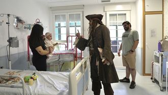 El actor Johnny Depp visita a pacientes del Hospital pblico Infantil Nio Jess de Madrid