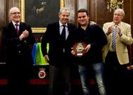 Jos� Antonio Casal recibiendo la placa honor�fica de manos del presidente del club coru��s.