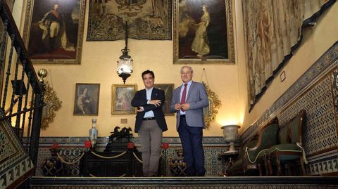 El alcalde, de la derecha, en su visita al palacio sevillano propiedad de la Casa de Alba