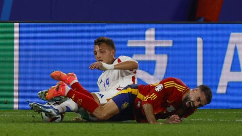 Dani Carvajal, en el suelo ante Mateo Retegui