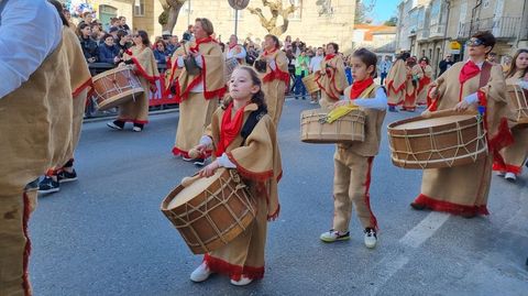 Foto de archivo de Os Labregos en el desfile de foli�ns de Trives.
