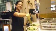 Marta Cacheda, due�a del Restaurante Hangry, montando un plato.