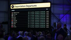 Pantalla que muestra las  salidas de deportaciones  antes del comienzo de la presentacin del partido UK Reform de sus planes para frenar el auge de la inmigracin. 