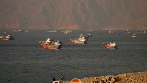 Barcos a la espera de poder salir del estrecho de Ormuz