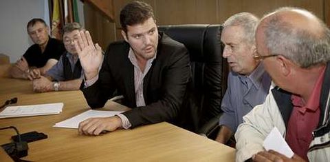 Como prueba del apoyo a su causa la plataforma entreg� a L�pez 1.600 firmas.