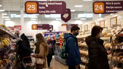 Compradores en un supermercado de Londres