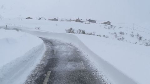 Carretera abierta alrededor de la nieve en Somiedo