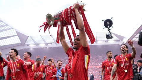 Imagen de los jugadores del Liverpool festejando la Premier conquistada